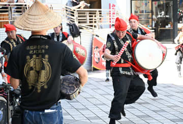 沖縄そばにオリオンビール、三線の演奏体験も…横須賀で沖縄フェス、家族連れでにぎわう　7日まで