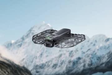 手ぶらで自撮り！　ポータブルAIドローン「HOVERAir X1 PROMAX」