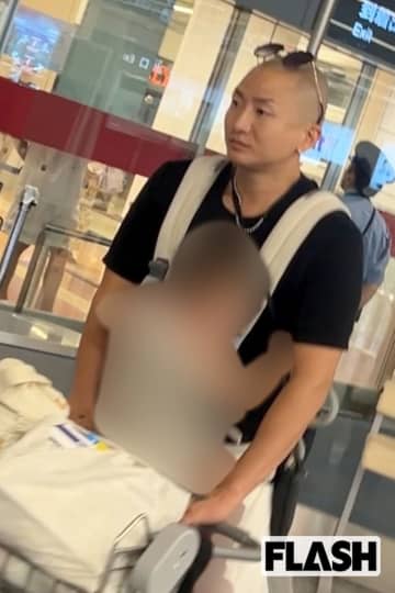 DJ社長“丸坊主で抱っこ紐”のイクメン姿!　妻は“みちょぱ似”美女、“オラオラ系”イメージ覆す子煩悩ぶり