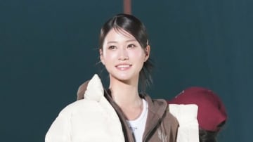 「ビジュえぐすぎ」 生見愛瑠、”大人モード”から一転シンプルコーデも反響「首長くてきれい」「顔ちっちゃい」