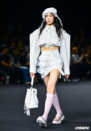 【PHOTO】TXT ヒュニンカイ＆Kep1er ヒュニンバヒエの実姉リア、コ・ジュン「ソウルファッションウィーク」のランウェイに登場