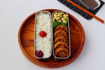 ご飯がすすむ♪秋の味覚「れんこんの肉詰め」「ピーマンの卵そぼろ和え」2品弁当