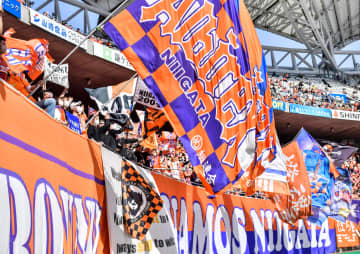最下位の新潟はJ1に残留できるのか？ 元新潟DFと｢鹿島戦＆浦和戦｣分析(1)今夏の移籍で｢違うチーム｣に、新潟と浦和｢共通の弱点｣