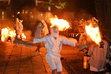 夜闇に火の粉舞う　下妻・大宝八幡宮でタバンカ祭　茨城