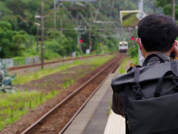 撮り鉄が “民家の庭木” を『勝手に伐採』マナー悪化で鉄道ファンに公開していた運行情報を非公開に ネットでコメント殺到「そもそも無断で他人の敷地に入り庭木を伐採したら住居侵入罪、器物破損罪で立派な犯罪だからな」「迷惑の撮り鉄の悪事で自分で自分の首を絞めたような感じだね」