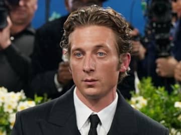 花好きジェレミー・アレン・ホワイト、花屋の呼びかけに応えてポーズ　ファンを歓喜させる
