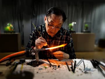 「火の中の彫刻」瑠璃工芸の世界　中国・淄博市