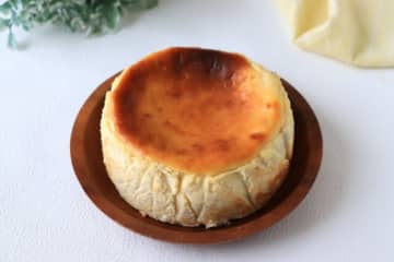 混ぜて焼いて冷やすだけで簡単！なめらかクリーミー♡バナナバスクチーズケーキのレシピ