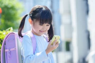 子どもにGPSを持たせるメリットとデメリットとは？何歳から持たせるか目安も解説