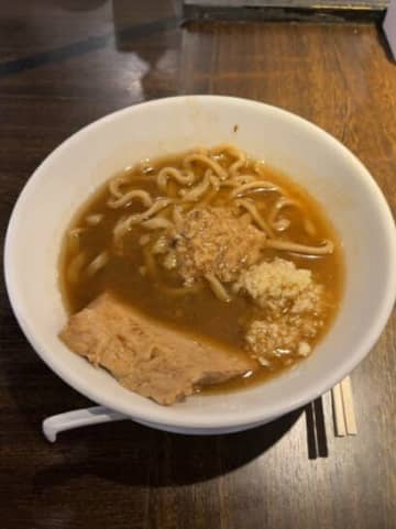 これ、本当に二郎…？二郎系で野菜抜きを頼んだ結果→衝撃的すぎるビジュアルに「正直こっちの方が好き」とまさかの意見が！？