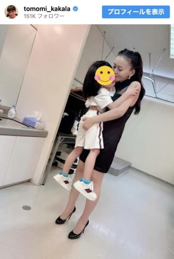 華原朋美51歳、膝丈＆肩出しミニワンピ姿で息子にキス「ママは最高に幸せ」過去には30kg減量も