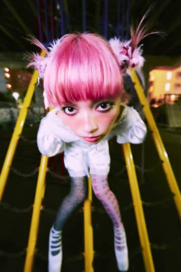 MANON、新曲「ニセモノ smillin」配信リリース　偽りだらけの日常を突き破るエモーショナルアンセム