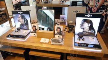 イヤーカフ型イヤホンはオープンタイプの本命！　『リアルサウンドテック×野村ケンジ オーディオLABO Session3』でタッチ＆トライ体験