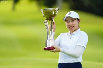 20歳ルーキー・荒木優奈が初優勝「苦しかった。ホッとしています」