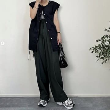 ユニクロ「ダークカラーがオシャレ！」「暑さが残る時期にも◎」元アパレル店員ライターおすすめ★秋にはきたいパンツ5選