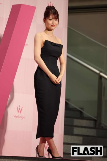 TWICE・モモ、スタッフ10人引き連れ見せたタンクトップ姿に通行人も驚き…ワールドツアーで心配される多忙ぶり