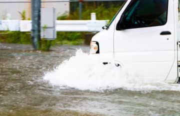 【ゲリラ豪雨対策】クルマが冠水したら絶対にやってはいけない行動と正しい避難法