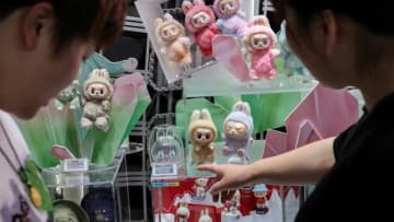 中国発の「ラブブ」、模造品「ラフフ」まで必須アイテムに　その理由は？