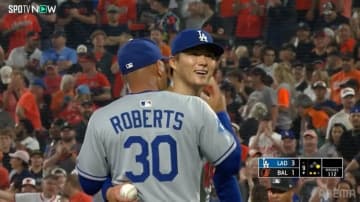 ロバーツ監督が、ベッツ＆フリーマンが…大エース山本由伸の“ノーノー目前”被弾降板に熱い抱擁 心震わせた20秒間の名シーン