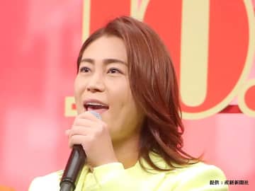 「温かくて素敵な家族写真」「お母さんそっくり！」　氷川きよし48歳の誕生日“親子3ショット”が話題！