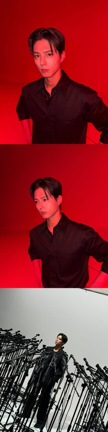 俳優パク・ボゴム、黒シャツ姿で尖った魅力？新たな一面にギャップ萌え「違う雰囲気も良い」【PHOTO】