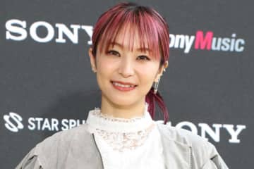 「超可愛すぎて3度見」　LiSA「切りました」報告でバッサリ、赤髪ボブに「ガーリーなのに色気がある!!」の声