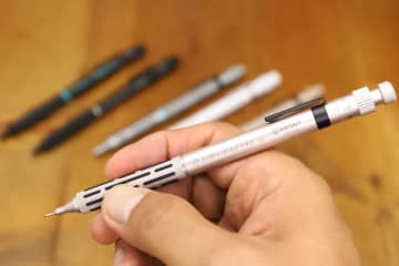 「ダイヤルが快感すぎる…」5000円超えの高級シャープペンの重いほうと書きやすいほう、どっちが買いか？