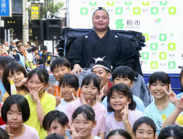 琴勝峰「優勝を一番実感」　地元柏で祝賀パレード