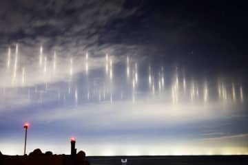 夜空に無数の「光の柱」出現　非日常すぎる光景に1万人興奮「天からのお告げか」「世界は終わるんかなぁ」