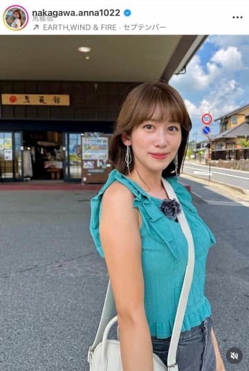元NHK中川安奈アナ、上品ワンピで麗しき脚組ショットにドキっ...「映画のワンシーンのよう」大反響