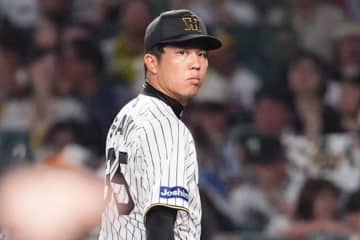 危険球退場の才木浩人、阪神優勝の歓喜の輪に登場　マウンドに上がって笑顔