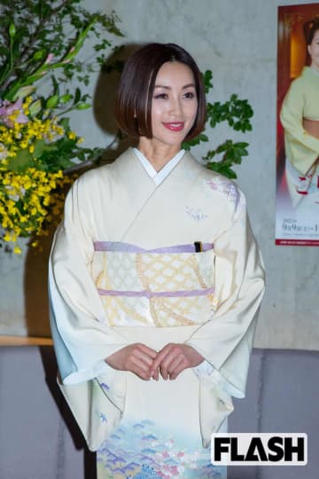 酒井法子　バニーガール姿で高額クリスマスディナーショーの開催告知もうやむやになった“介護の仕事”にツッコミ殺到