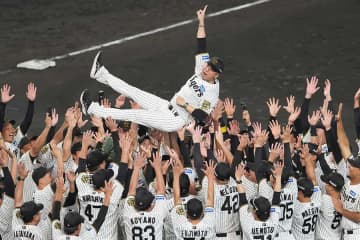 阪神リーグV当日「おかしいやん」　道頓堀にいた“人物”に吉村知事「なんで着てるん？」