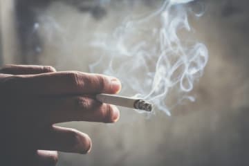 ひろゆき、”自分がタバコをやめない理由”を解説『人類がタバコを吸い始めて1000年以上…肺がんで死んだ人ってそんなに多くない』…”タバコの健康問題”にネットで意見殺到「マナーさえ守ってれば好きにしていいと思う」「ストレスが身体に悪影響を与えるというのは一理ある」「結局は人それぞれ」