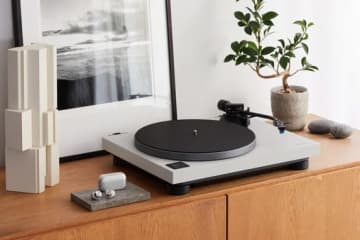 Technics、899ドルのダイレクトドライブターンテーブル「SL-40CBT/SL-50C」海外発表