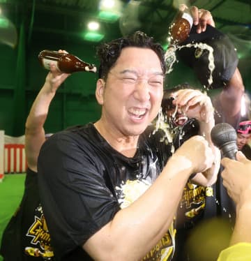 【阪神】藤川監督も歓喜のビールかけ　高寺望夢に「ひよっこがお酒飲んでますよ」