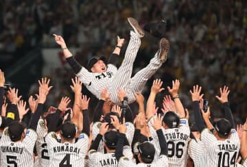 【阪神】藤川監督 笑顔で５度舞った！　２リーグ制後NPB最速記録で２年ぶり７度目Ｖ