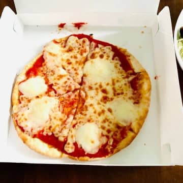 物価高の強い味方！ワンコインでおつりも貰えるチーズたっぷり「マルゲリータ」