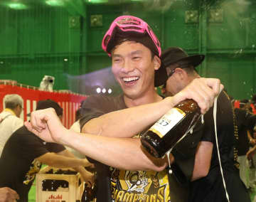 【阪神】守護神・岩崎優　ビールかけで〝アドリブ〟利かなかった湯浅京己にダメ出し「フツー！」