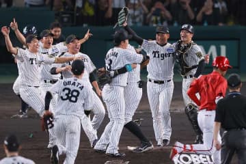 阪神Vの瞬間に「主人公」「美しすぎる」　4万人が視線を送った男がカッコよすぎると話題
