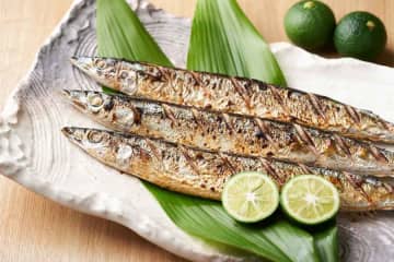 サンマについた赤い糸状のもの　食べたら食中毒になる？　安全な食べ方を管理栄養士に聞いた