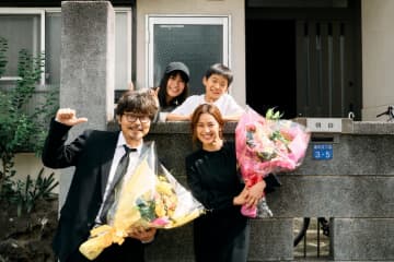 中村アン＆小澤征悦、喪服の“家族写真”が到着　『朝山家』予想つかぬ結末へ、今夜最終回見どころ