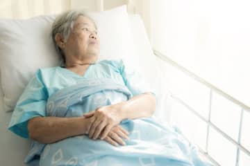 70代の母が転んで両足を骨折し“2ヶ月”程度入院することに……。“入院費”や“退院後の介護費用”はどのくらい見込んでおけばいいのでしょうか？