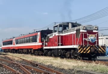 鹿島臨海鉄道DL、6000形気動車を牽引し貨物線へ！急行「大洗エメラルド号」 10月26日運行