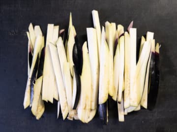 「なすにこんな食べ方あったんだ！」「レンジで一品できるの最高！」簡単なすのペペロンチーノ
