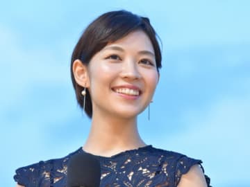 吉谷彩子、黒髪ボブヘアからパーマで激変に反響「無茶苦茶可愛い」
