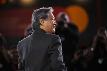 イ・ビョンホン主演映画「仕方ない」、ベニス受賞ならず…パク・チャヌク監督「すでに大きな賞をもらった気分」