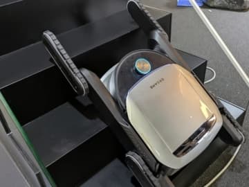 「階段を上れるロボット掃除機」登場、モノをつかみ片付けるモデルも　Dreameから