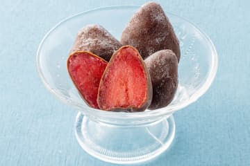 セブン‐イレブン新作「フローズンチョコいちご」とろける口どけの冷凍いちごをチョコでコーティング