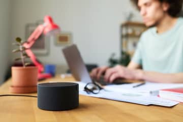 夫が「アレクサ」の購入を検討しています。24時間365日つけっぱなしが基本だと思いますが、年間の電気代は「5000円」くらいかかるのでしょうか？
